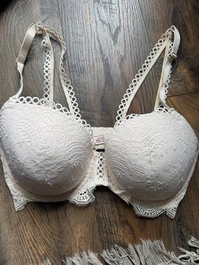 Victoria's Secret Lace Underwire Bra in Ivory Cream
